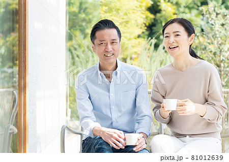 ミドルカップル　50~60代の夫婦 81012639