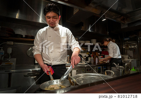 料理人 調理 厨房 レストラン 料理人 調理 厨房 レストラン 81012718