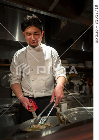 料理人 調理 厨房 レストラン 81012719
