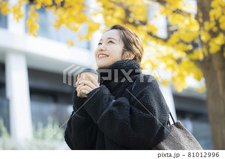 冬 女性 屋外 冬 女性 屋外 81012996
