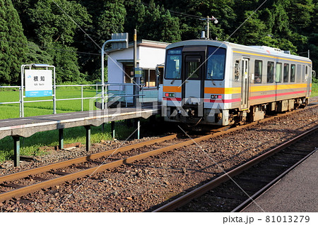 大糸線 根知駅と普通列車 大糸線 根知駅と普通列車 81013279