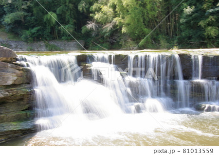 兵庫県三木市吉川町　日本のナイアガラ　黒滝 81013559