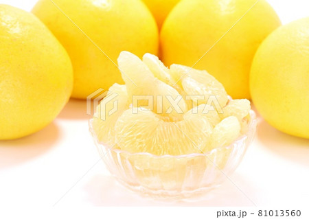 土佐文旦　高知県産　大きい柑橘類　剥いた果肉　明るい背景 81013560