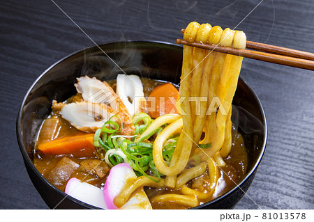 カレーうどんを食べる 81013578