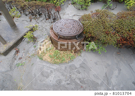 <千葉県>東日本大震災の影響で液状化し隆起したマンホール <千葉県>東日本大震災の影響で液状化し隆起したマンホール 81013704