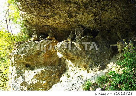 耶馬渓羅漢寺の崖っぷちの石仏群 81013723