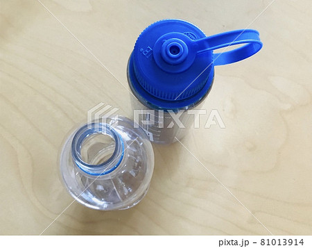 海洋プラスチック問題　使い捨てプラスチック削減　マイボトル持参で 81013914