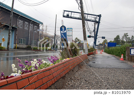 ＜千葉県＞東日本大震災の影響で液状化し曲がりくねった道路 81013970