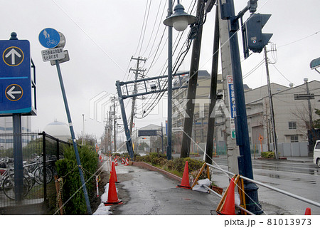 <千葉県>東日本大震災の影響で液状化し曲がりくねった道路 <千葉県>東日本大震災の影響で液状化し曲がりくねった道路 81013973