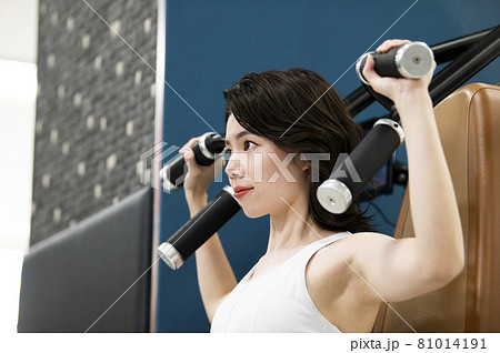 女性　トレーニング　スポーツジム　ショルダープレス 81014191