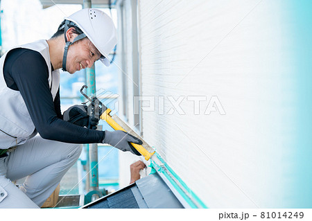 シーリング作業をする作業員　職人のシーリング作業 81014249