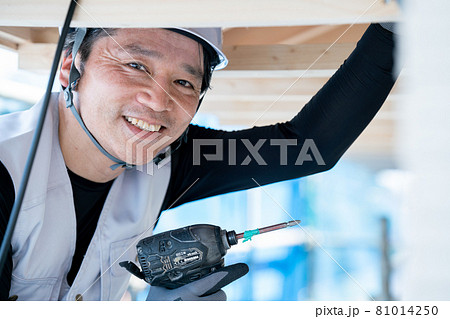 建築現場で働く作業員　作業をする職人　 81014250