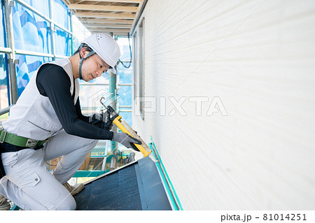 シーリング作業をする作業員 職人のシーリング作業 シーリング作業をする作業員 職人のシーリング作業 81014251