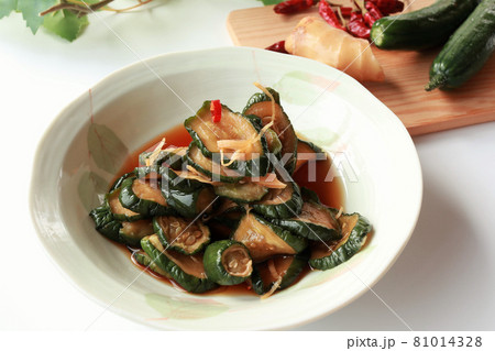 キュウリの漬け物づくり キュウリの漬け物づくり 81014328