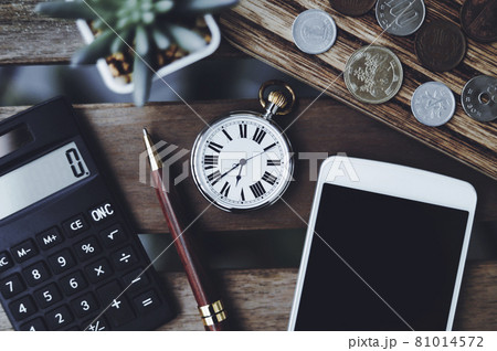 懐中時計とビジネスアイテム 81014572