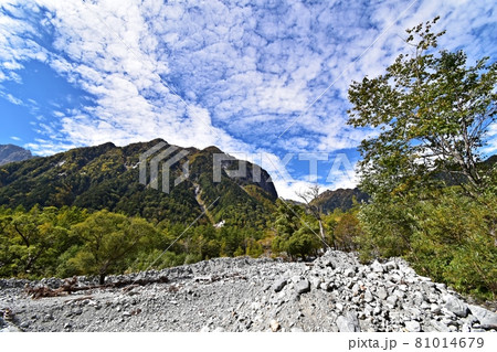 涸沢に向かう登山道 本谷橋下流から見た屏風岩 涸沢に向かう登山道 本谷橋下流から見た屏風岩 81014679