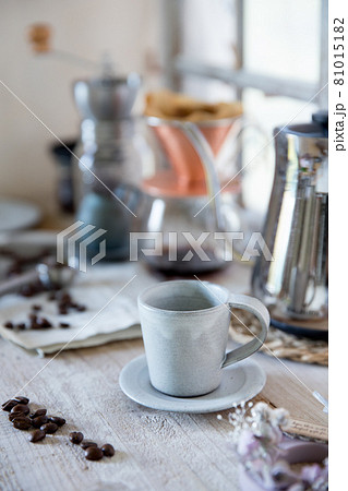 テーブルにあるコーヒーと雑貨 テーブルにあるコーヒーと雑貨 81015182