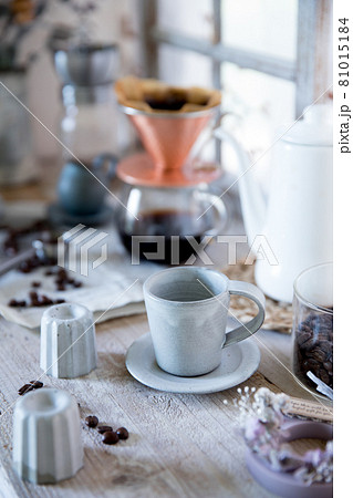 テーブルにあるコーヒーと雑貨 81015184