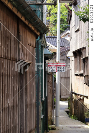 新潟　佐渡　宿根木集落の街並み 81015221