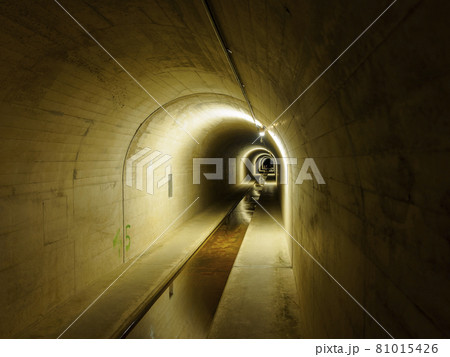 水の流れる排水用のトンネル 81015426