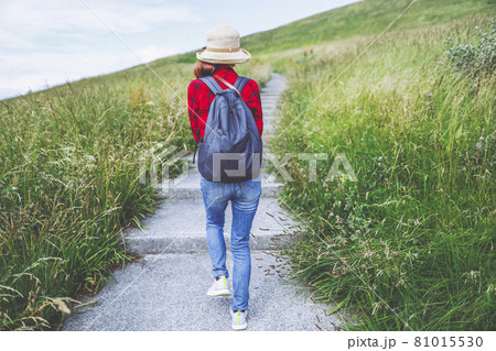 山道を歩く女性 81015530