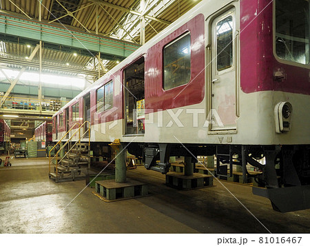 工場で点検修理を受ける鉄道車両 81016467