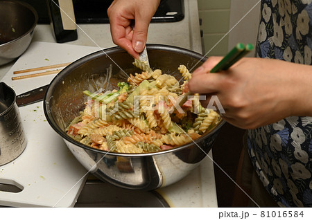 ベーコン入りマカロニサラダを作っています 81016584