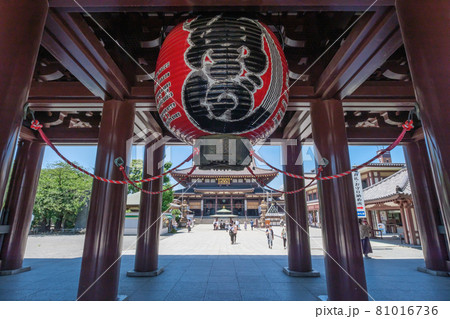 神社仏閣　川崎大師　大山門の大提灯　神奈川県川崎市 81016736