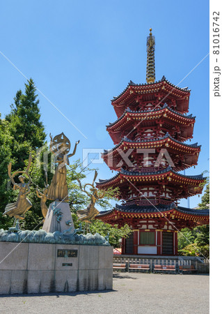 神社仏閣 川崎大師 「祈りと平和の像」と八角五重塔 神奈川県川崎市 神社仏閣 川崎大師 「祈りと平和の像」と八角五重塔 神奈川県川崎市 81016742