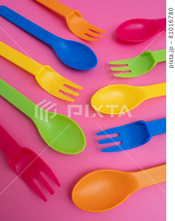カラフルなプラスチック製の食器 81016780