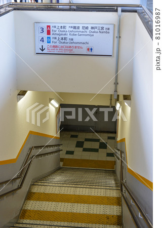 近鉄鶴橋駅の階段 81016987