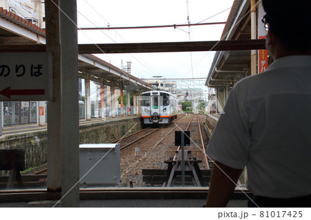 一畑電鉄　松江しんじ湖温泉駅改札口から見たホーム 81017425