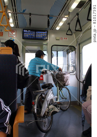 ローカル線 一畑電車の車内風景(島根県) ローカル線 一畑電車の車内風景(島根県) 81017591