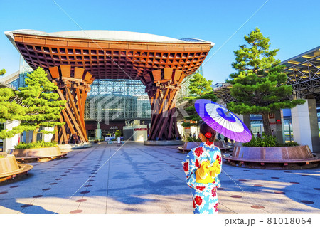 着物姿の女性の後ろ姿と金沢駅 81018064