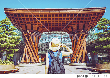 石川県金沢を観光する女性イメージ 81018233