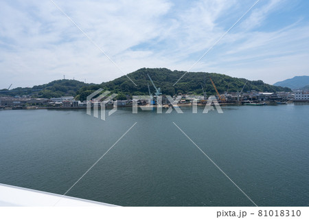 尾道の向島＜広島県尾道市役所から/8月＞ 81018310