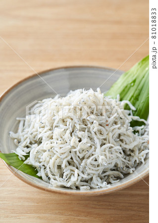 食器に盛られたしらす干し 81018833