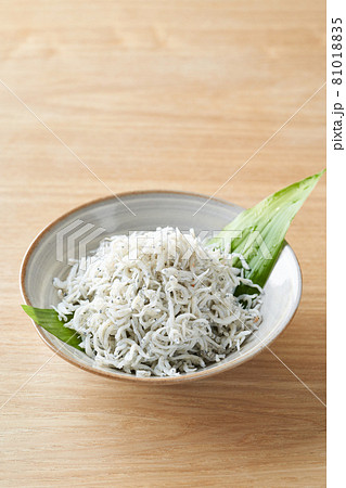 食器に盛られたしらす干し 81018835
