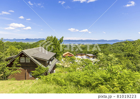 松江市宍道ふるさと森林公園 ログハウスと宍道湖の風景 松江市宍道ふるさと森林公園 ログハウスと宍道湖の風景 81019223