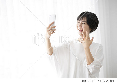 窓辺で指輪の自撮りをする女性 窓辺で指輪の自撮りをする女性 81020184