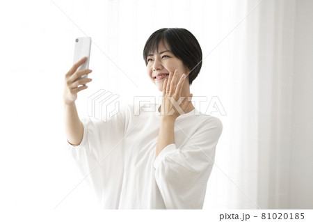 窓辺で指輪の自撮りをする女性 窓辺で指輪の自撮りをする女性 81020185