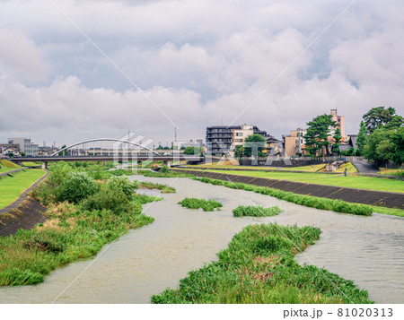 雨で増水した犀川 81020313