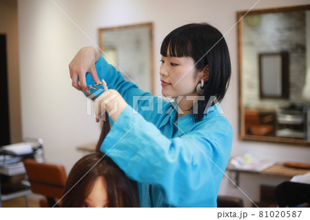 髪を切る練習する美容師 イメージ 髪を切る練習する美容師 イメージ 81020587