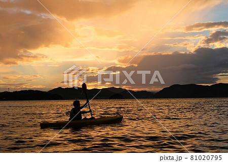 瀬戸内海の夕景を進むシーカヤック サンセットアクティビティ 瀬戸内海の夕景を進むシーカヤック サンセットアクティビティ 81020795