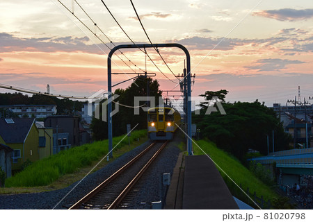 夏の夕焼け空と電車 81020798