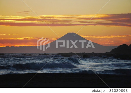 荒波立つ根本海岸からの富士山夕景 81020898