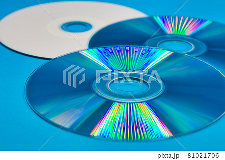 虹色に輝くCD 81021706