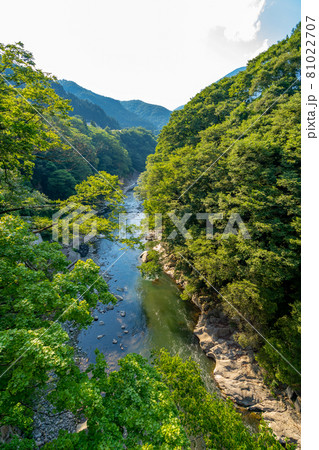 湯野上温泉 吊り橋からの風景 源泉が河原の岩盤から湧き出る 湯野上温泉 吊り橋からの風景 源泉が河原の岩盤から湧き出る 81022707