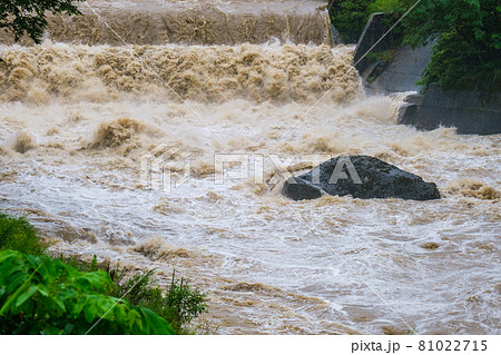 大雨で増水した川 81022715