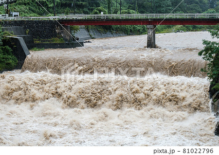 大雨で増水した川 大雨で増水した川 81022796
